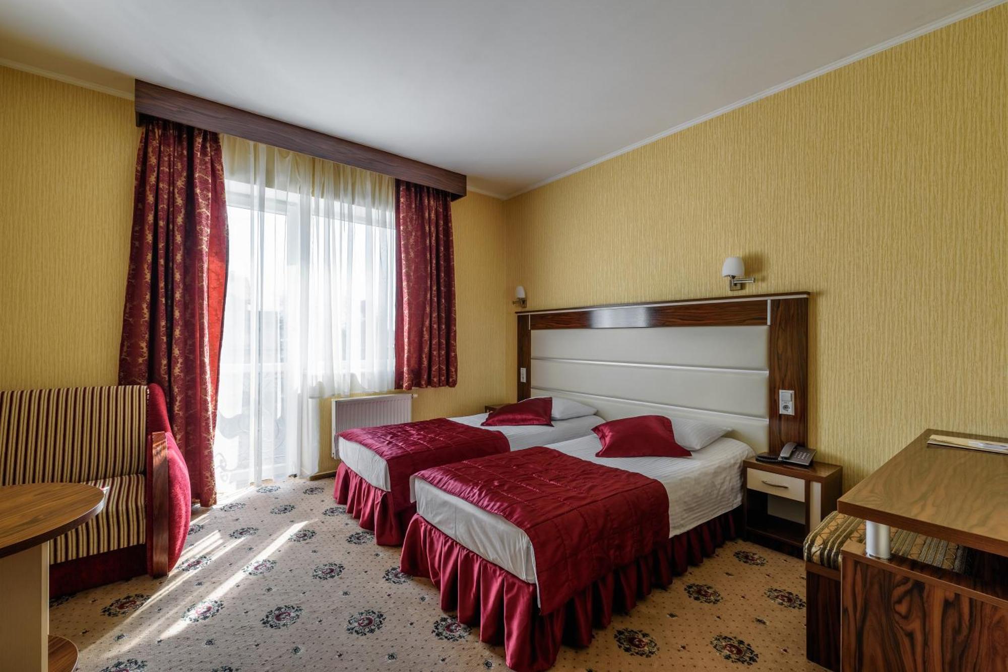 Status Hotel Malekhuv Exterior photo