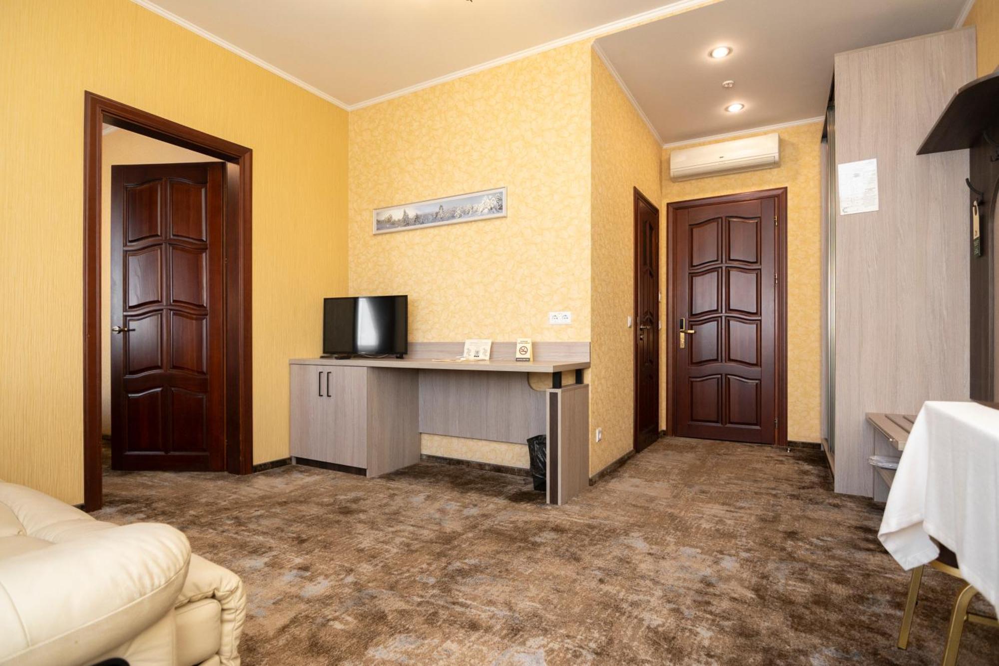 Status Hotel Malekhuv Exterior photo